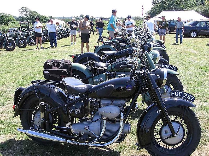 Motocykl Sunbeam S7 De Luxe z roku 1950 na akci Hebden Bridge Vintage Weekend v roce 2012.