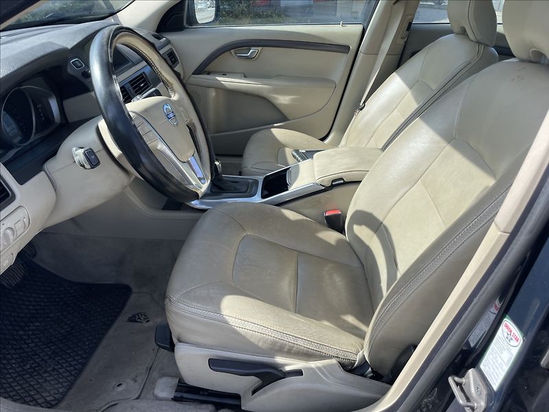 Volvo XC70 2,4 D4 AWD Geartronic Polar 13 - fotka 7 z 30