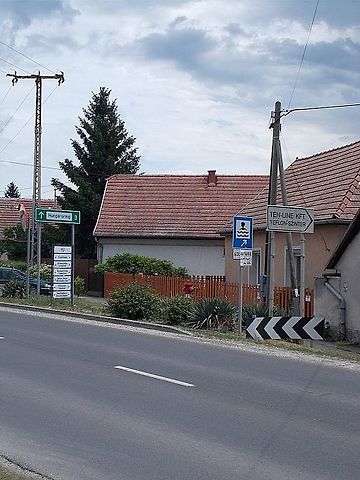 Ulice v městě Mogyoród se směrovkou k Hungaroringu., zdroj: Wikimedia Commons, Globetrotter19, CC BY-SA 3.0