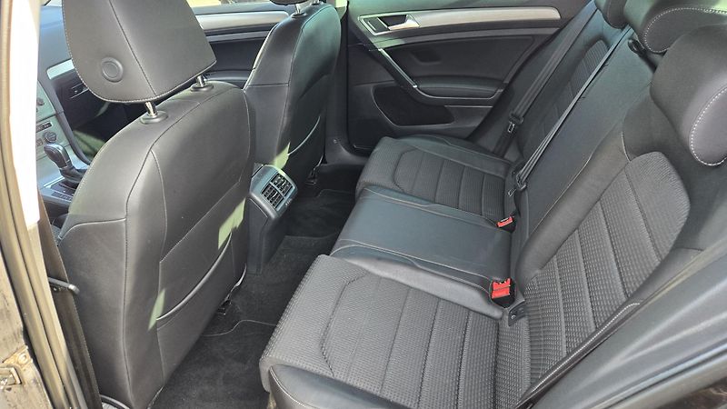 Volkswagen Golf 1.6TDI  DSG COMFORT 77KW - fotka 18 z 44