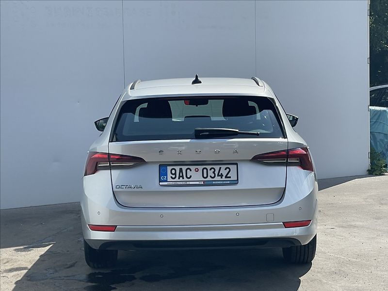 Škoda Octavia 2,0 TDI Combi Ambition Plus - fotka 22 z 22