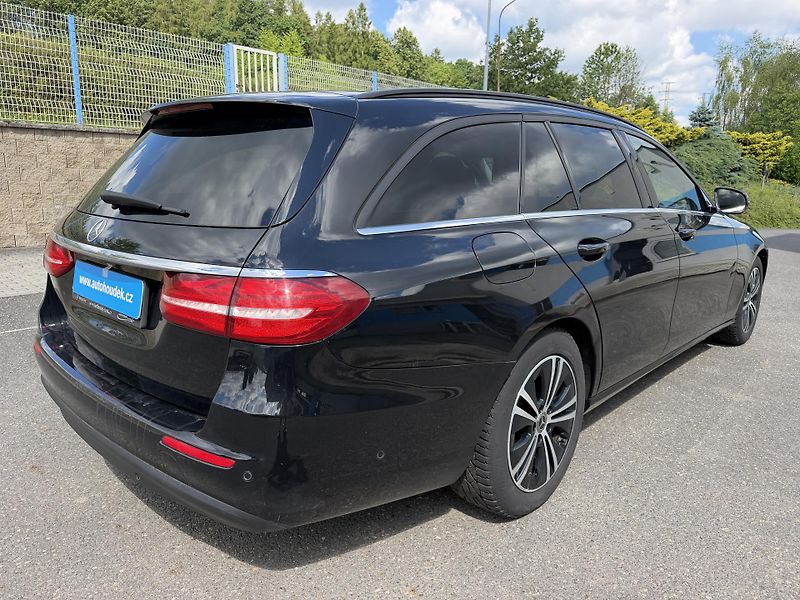 Mercedes-Benz Třídy E Kombi 220D 143kW 4MATIC  - fotka 6 z 21