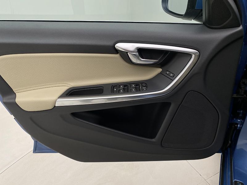 Volvo V60 D2 SUMMUM AUT - fotka 7 z 44