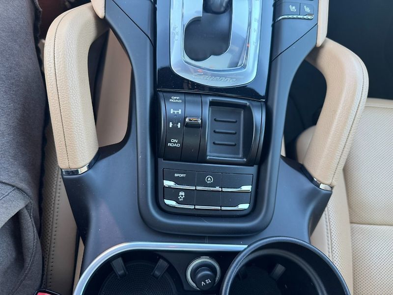Porsche Cayenne (2017) PLATINUM 4X4 3,6i 220 KW DPH - fotka 30 z 50