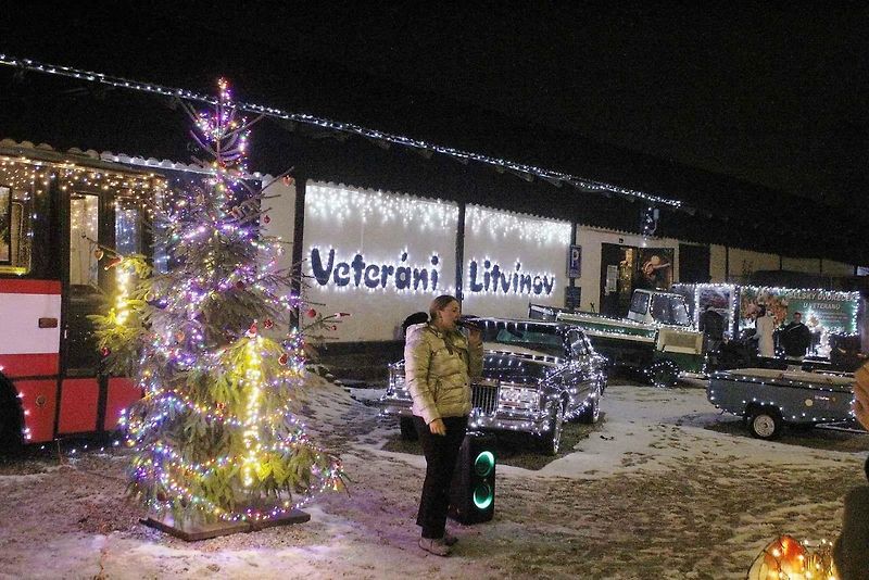 Popáté byly v Auto-retro-muzeum Veteráni Litvínov zahájeny Vánoce u Veteránů. Světýlky jsou osvětlena nejen auta, ale i přilehlý selský dvoreček.