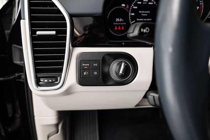 Porsche Cayenne E-Hybrid Platinum Edition/Bose - fotka 18 z 28
