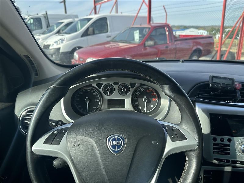Lancia Delta 1,4 i 88kW DIGIKLIMA 6KVALT - fotka 10 z 21