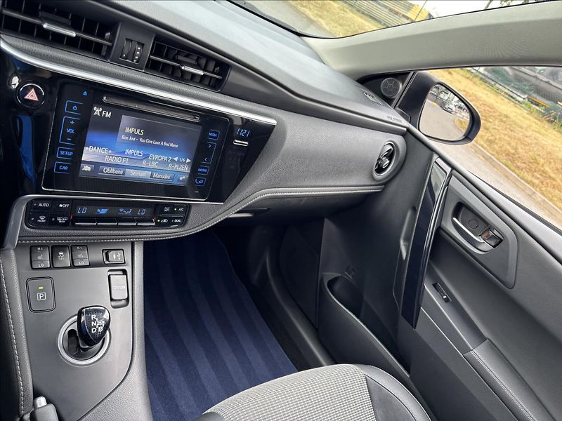 Toyota Auris 1,8 Hybrid e-CVT TS Executive - fotka 35 z 36