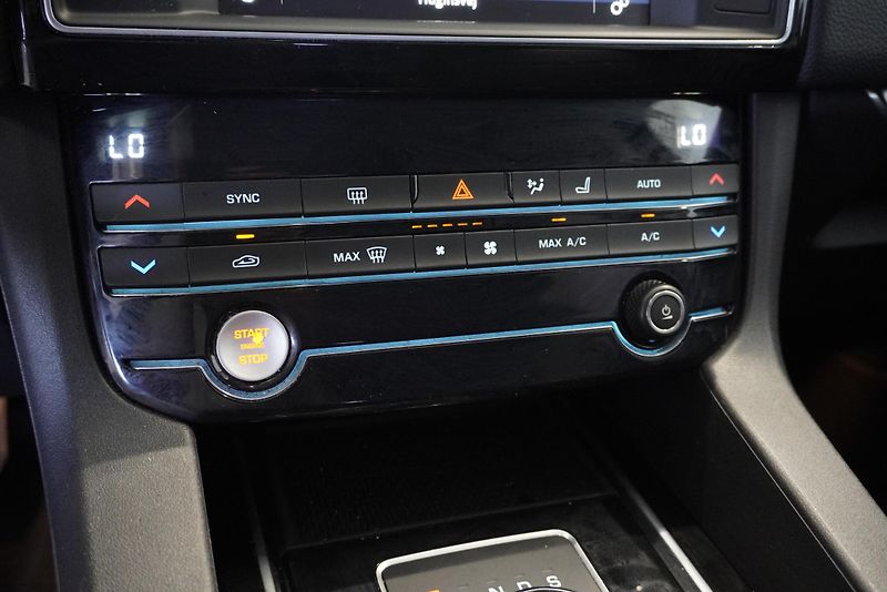 Jaguar F-Pace 2.0D 132kW PRESTIGE - fotka 15 z 28