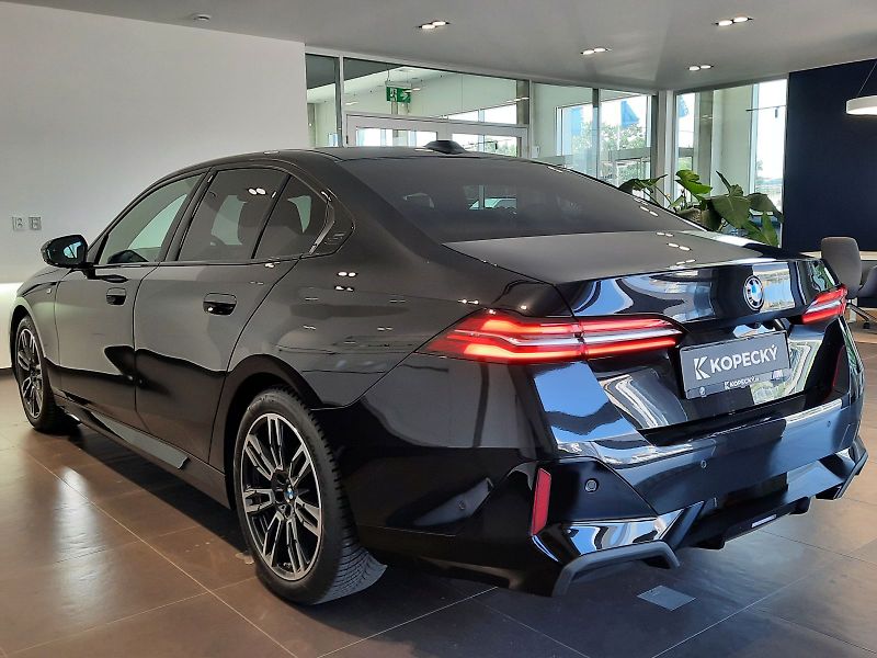 BMW Řada 5 (2025) 520d Sedan M Sport - fotka 4 z 16