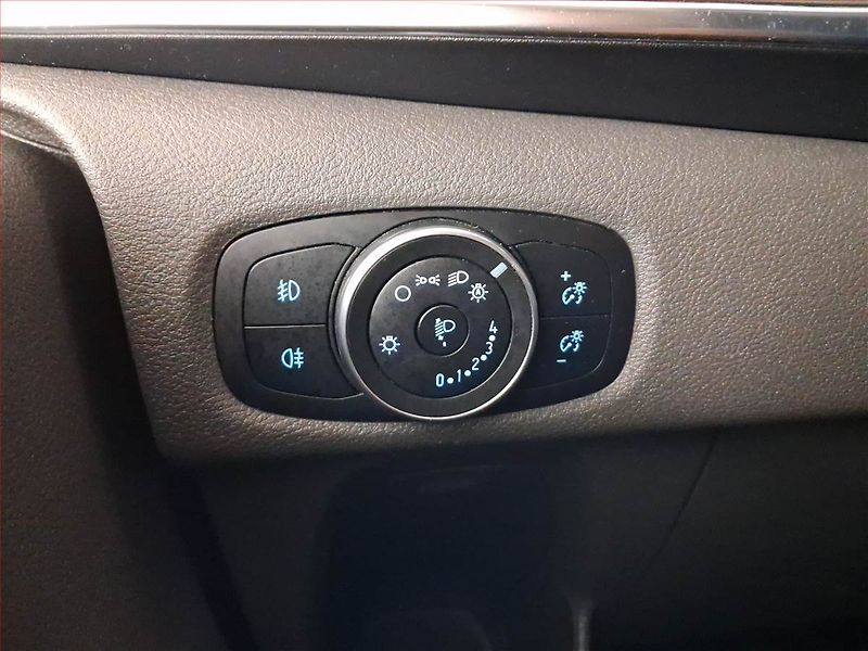 Ford Tourneo Custom (2019) Titanium 2.0 EcoBlue, ČR, DPH - fotka 18 z 23