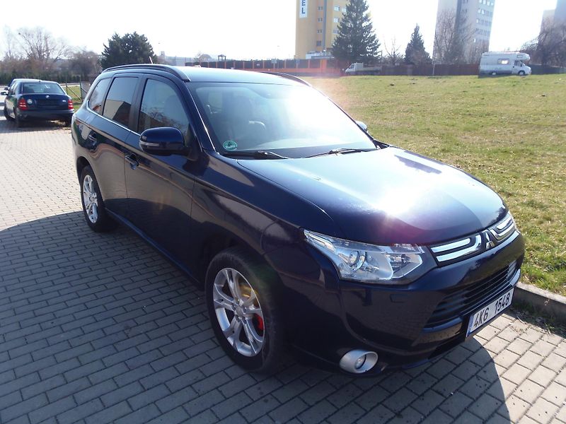 Mitsubishi Outlander (2013) 2.2 Di-D 4x4 AUTOMAT tažné - fotka 3 z 23