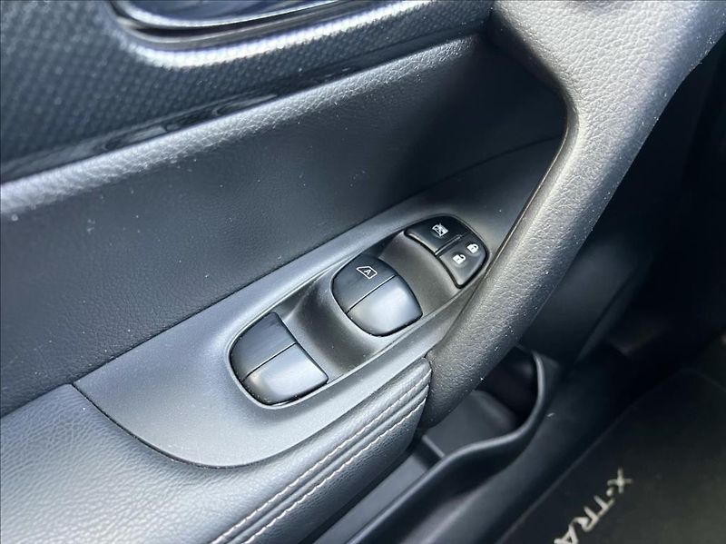 Nissan X-Trail 1,6 dCi  7-míst automat - fotka 34 z 38