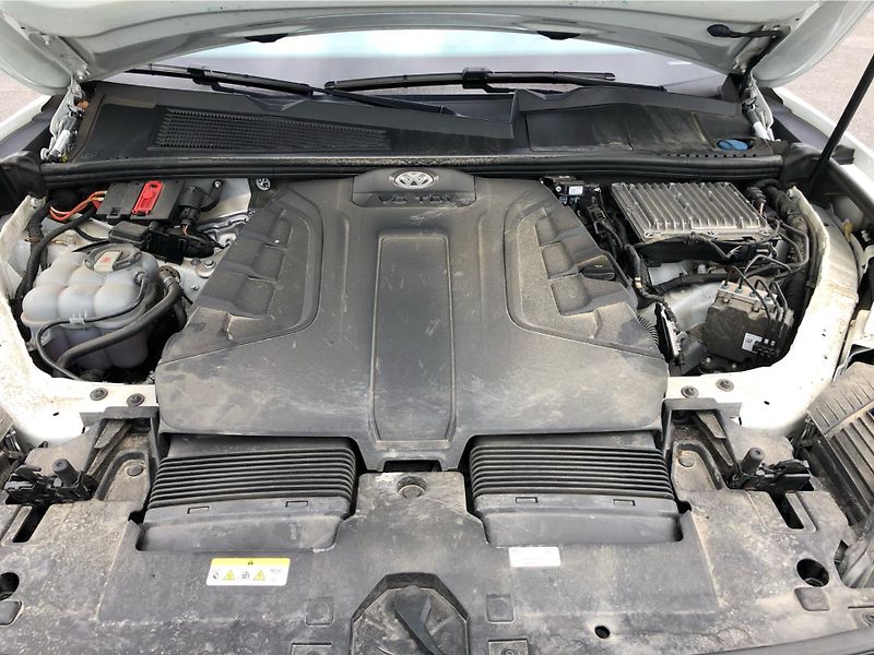 Volkswagen Touareg 3.0 TDI R-Line - fotka 30 z 30