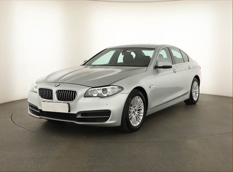 BMW Řada 5 (2014) Modern Line 525d xDrive, 4X4 - fotka 2 z 17