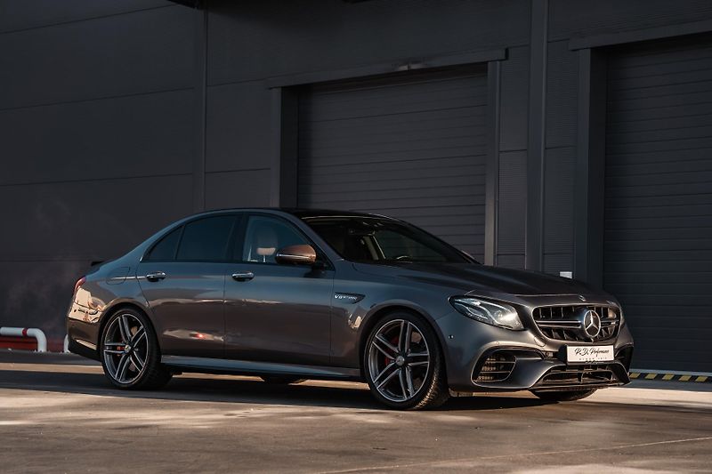 Mercedes-Benz Třídy E (2017) E63S AMG 4Matic+ V8 Biturbo - fotka 7 z 99