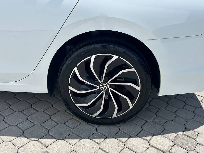 Volkswagen Golf Life 6G 1,5TSi - fotka 21 z 24