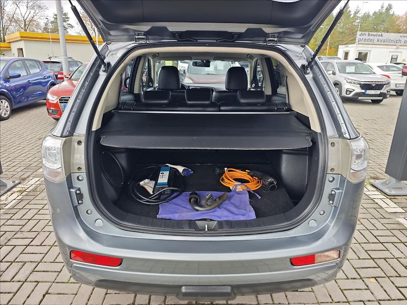 Mitsubishi Outlander 2,0 Plug-in HYBRID  4x4 INTENS - fotka 12 z 22