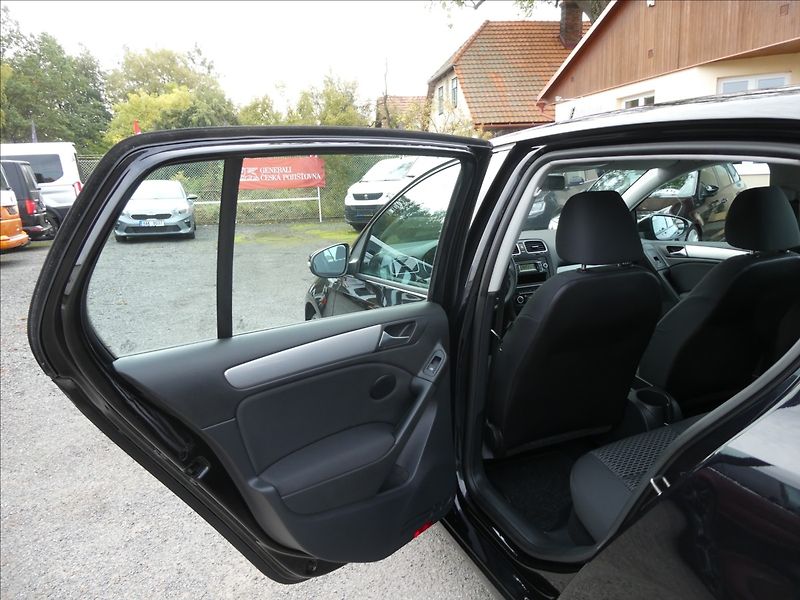 Volkswagen Golf 1,6 TDi 77kW serviska, závěs - fotka 21 z 43