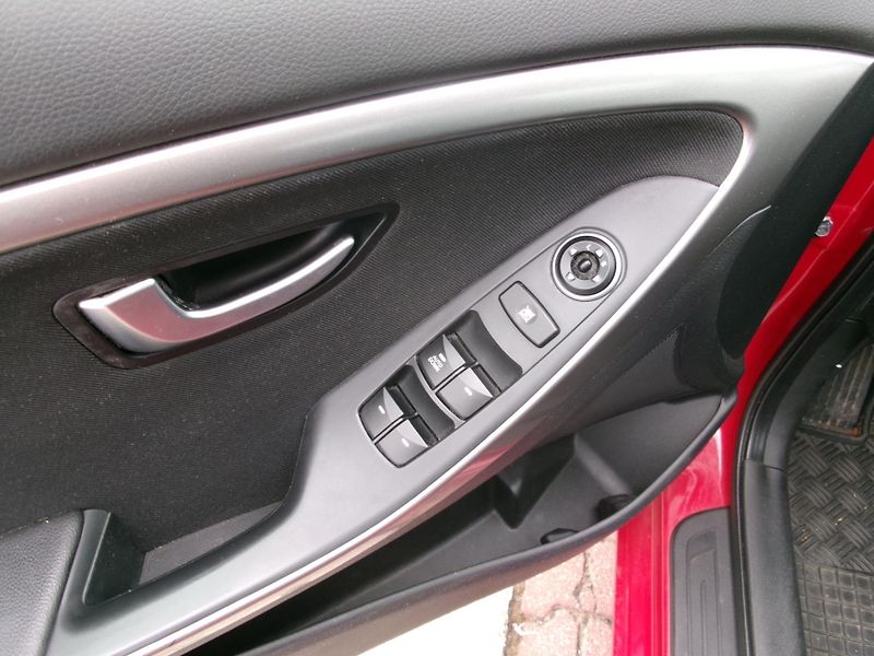 Hyundai i30 (2012) 1,6 16V KLIMA TEMP ČR - fotka 9 z 26