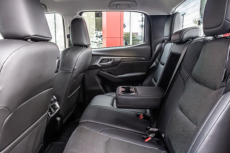 Isuzu D-Max 1,9 D AT 4x4  LSE DoubleCab - fotka 19 z 19