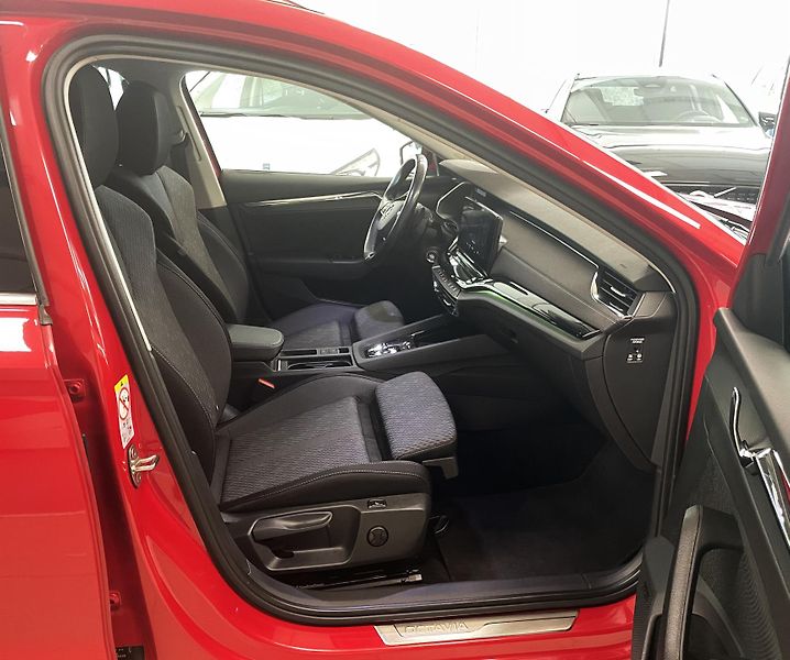 Škoda Octavia 2.0TDI DSG Style 4x4, ČR - fotka 12 z 33