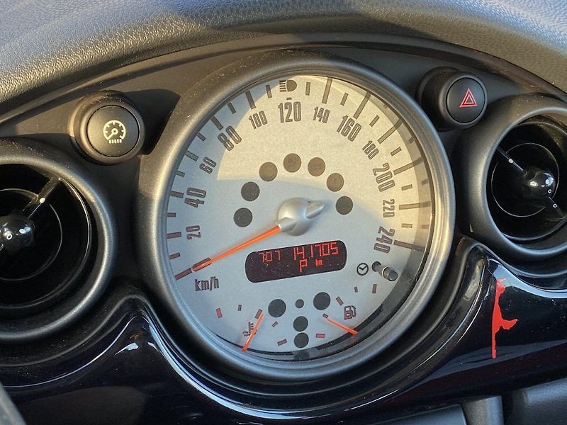Mini Cooper 1.6i, automat, STK 03/2028 - fotka 10 z 13