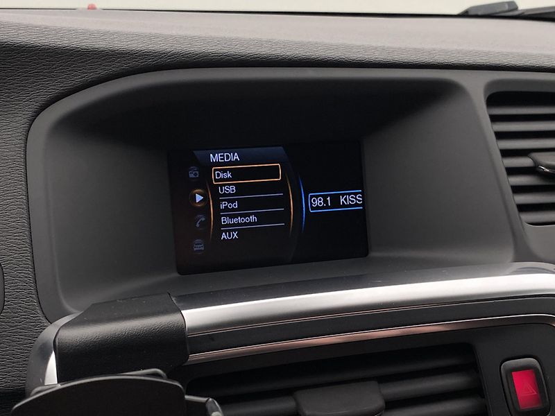 Volvo V60 D5 MOMENTUM REZERVACE - fotka 35 z 43