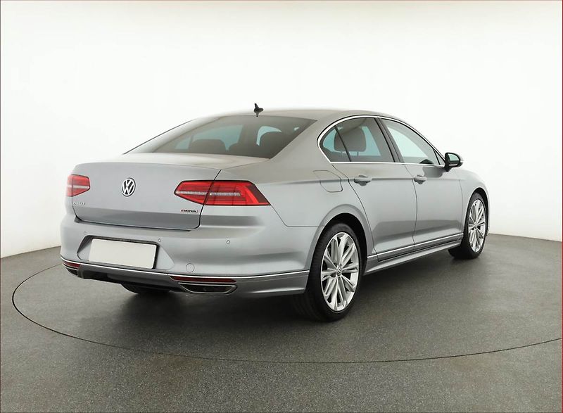 Volkswagen Passat (2020) R-Line 2.0 TSI - fotka 5 z 21
