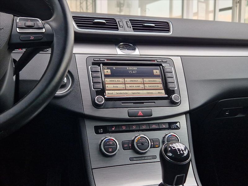 Volkswagen Passat 2,0 TDi 103kW KAMERA NAVI +ZIM - fotka 23 z 34