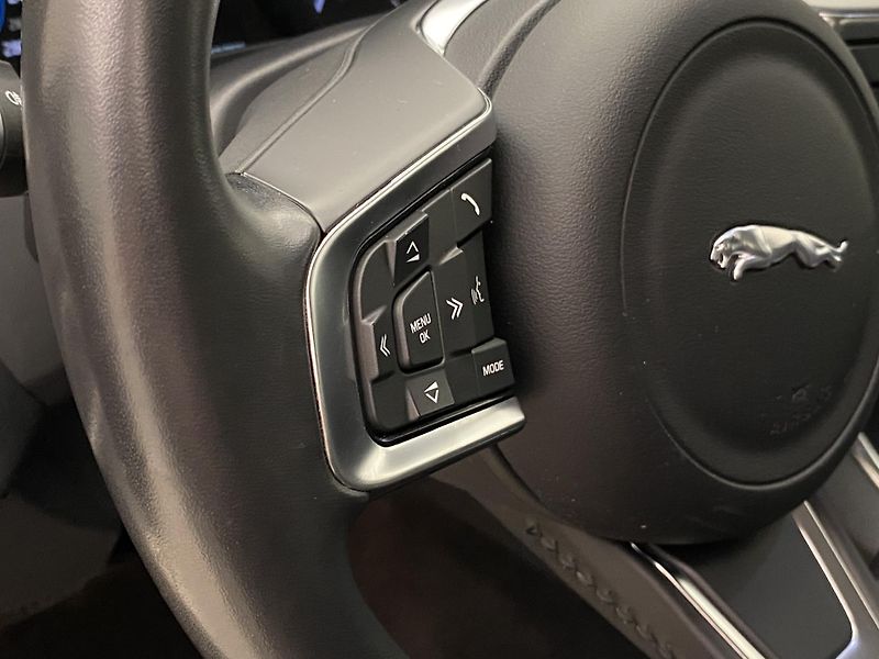 Jaguar XE 30t 221kW AWD AUT CZ - fotka 19 z 39