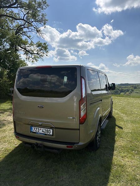 Ford Tourneo Custom (2021) 2,0 EcoBlue  - fotka 2 z 23