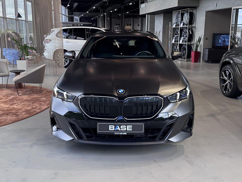 BMW Řada 5 540d xDrive Touring M-Sport - fotka 2 z 28
