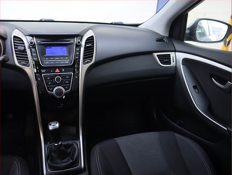 Hyundai i30 (2016) Comfort 1.6 CRDi, Serv.kniha - fotka 8 z 16