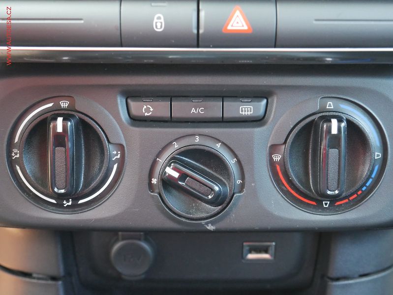 Citroën C3 (2019) 1.2i, 1.maj,ČR, AC, temp - fotka 15 z 21