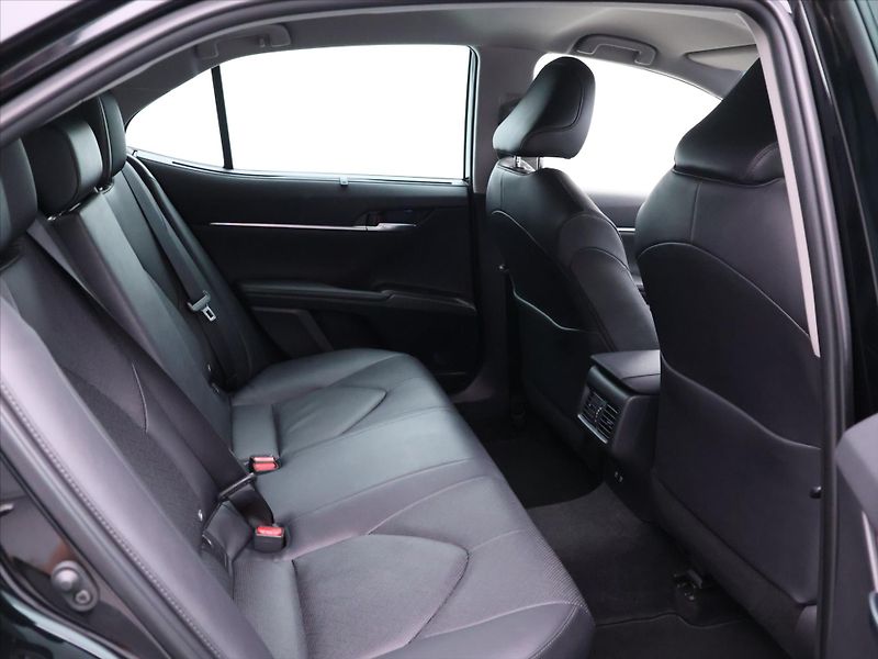 Toyota Camry 2,5 HEV Aut. CZ Executive DPH - fotka 14 z 40
