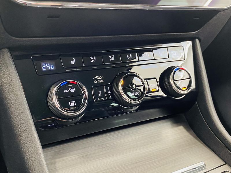 Škoda Superb 2,0 TDI 110kW DSG Style - fotka 16 z 25