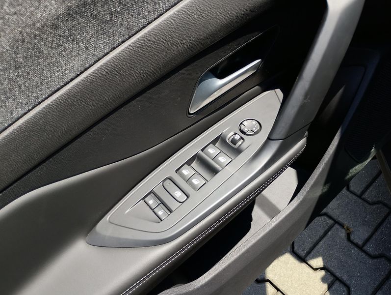 Peugeot 408 ALLURE 1.2 PureTech 130k EAT8 - fotka 26 z 28