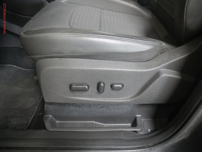 Ford Kuga (2017) 1.5TDCi, ČR, Navi, xenon - fotka 13 z 23