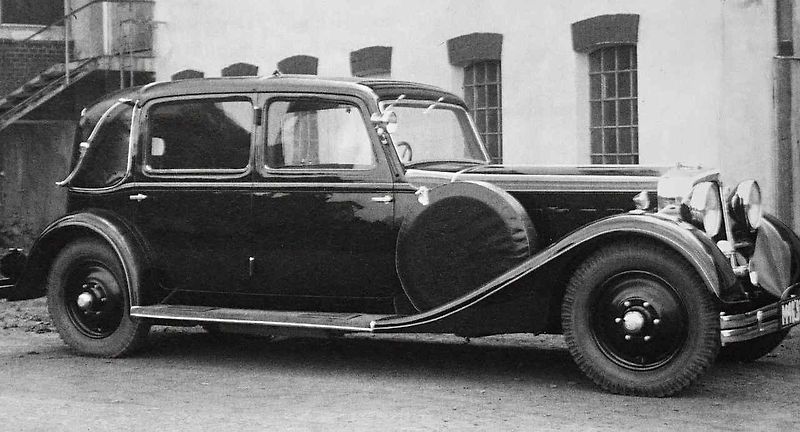 Tatra 80 s dvanáctiválcem a speciální odklápěcí střechou