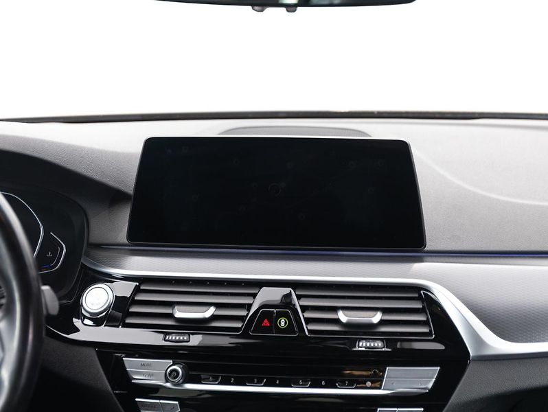 BMW Řada 5 520d xDrive - fotka 14 z 22