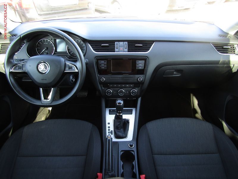 Škoda Octavia (2015) 1.6TDi, ČR, Style, DSG - fotka 8 z 18