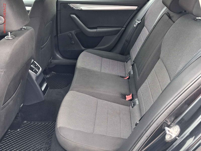 Škoda Octavia (2015) 2.0 TDi, ČR, AC, výhřev sed - fotka 10 z 19