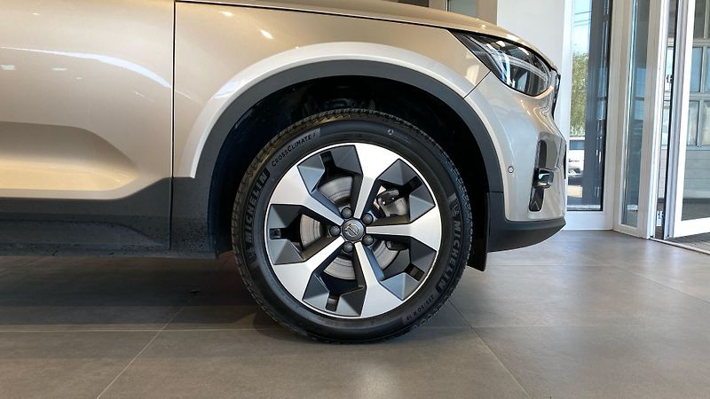 Volvo XC40 ULTIMATE DARK, B4 FWD, 145+10 - fotka 31 z 37