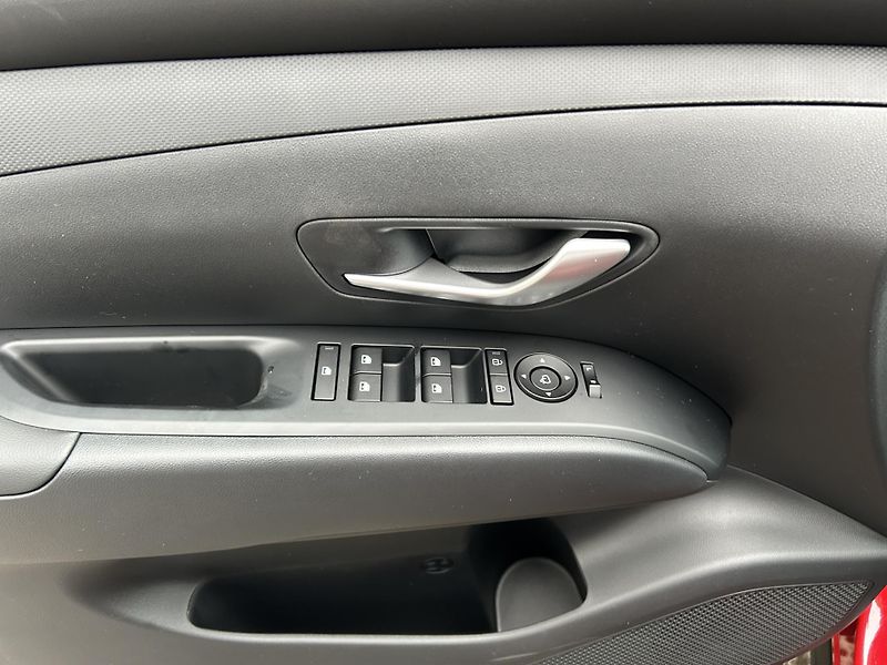 Hyundai Tucson 1,6 T-GDI PHEV 211kW SMART FL - fotka 14 z 34