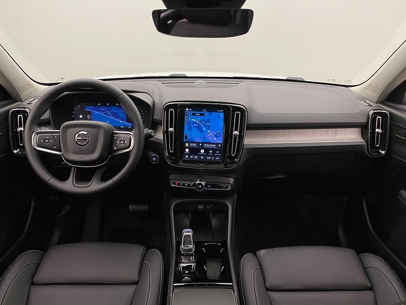 Volvo XC40 (2026) B4 AUT DARK PLUS - fotka 2 z 65