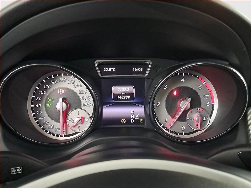 Mercedes-Benz GLA (2015) 220 CDI 4MATIC, 4X4 - fotka 11 z 23