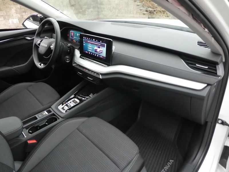 Škoda Octavia Kombi 2,0TDi 110kW automat  - fotka 11 z 15