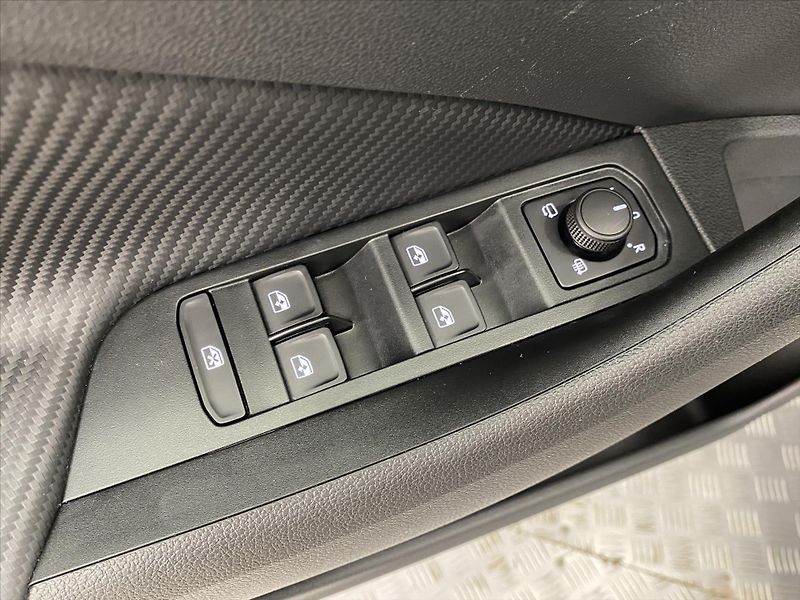 Škoda Scala 1,0 TSI 85kW DSG Monte Carlo - fotka 19 z 29