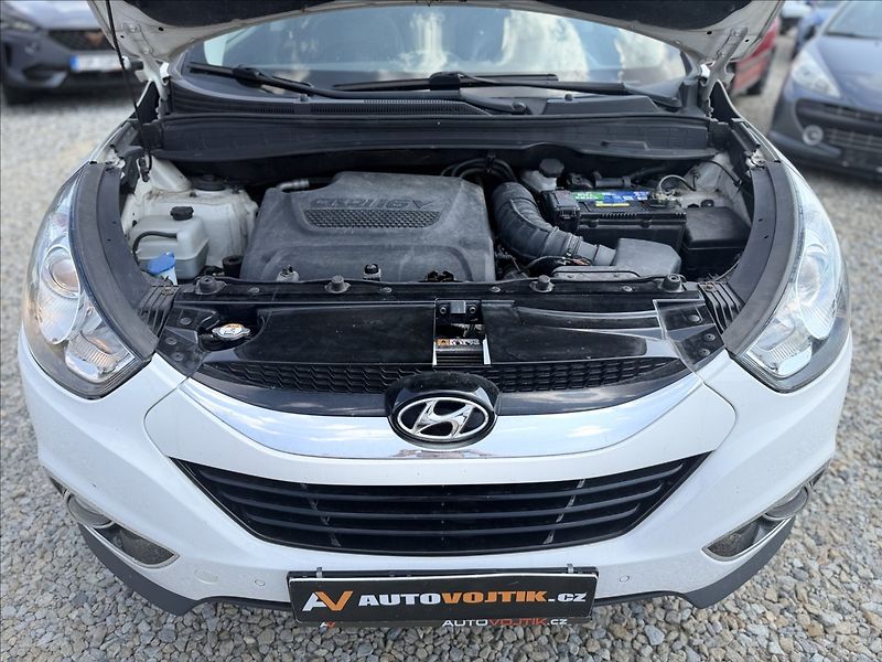 Hyundai ix35 2,0 135kW A/T NAVI PANO 4X4 - fotka 31 z 32